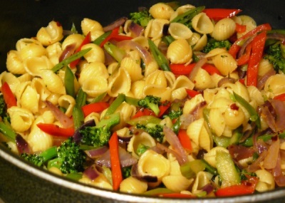 Макароны с овощами и перцем табаско